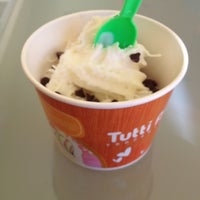 Photo taken at Tutti Frutti Frozen Yogurt by Nilda S. on 7/30/2012