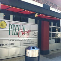 Foto tirada no(a) Pizz&amp;#39;a Chicago por Bob Q. em 8/2/2012