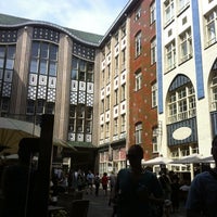 Das Foto wurde bei Hackescher Markt von Felicia M. am 8/2/2012 aufgenommen