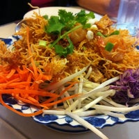Снимок сделан в Little Home Thai Cuisine пользователем Stephanie P. 8/7/2011