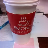 Foto tomada en Simones Coffee &amp;amp; Tea  por Ambs el 8/11/2011