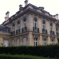 Photo taken at Jardin de l&amp;#39;Hôtel Salomon de Rothschild by Laurent B. on 6/25/2012