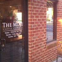 Foto tomada en The Muse Coffee Co  por Chris R. el 8/16/2011