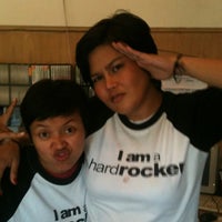 Foto diambil di Hard Rock Radio 87.8FM oleh Riri D. pada 3/5/2012