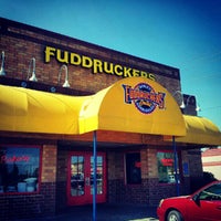 Снимок сделан в Fuddruckers пользователем Travis B. 9/6/2012