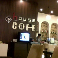 Photo taken at House cafe by Ling 蔡. on 12/4/2011