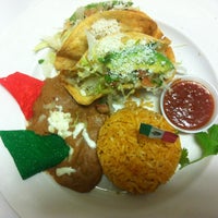 รูปภาพถ่ายที่ Ensenada Restaurant and Bar โดย Marisol R. เมื่อ 12/14/2011