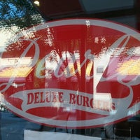 Foto diambil di Pearl&amp;#39;s Deluxe Burgers oleh Paul R. pada 9/1/2012