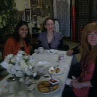 Das Foto wurde bei Mayettes Famous Restaurant Filipino food von Cheryl Lynn -. am 12/3/2011 aufgenommen