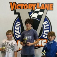 รูปภาพถ่ายที่ Victory Lane Indoor Karting โดย Randy P. เมื่อ 7/14/2012