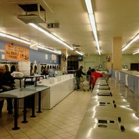 1/23/2012 tarihinde Trevor V.ziyaretçi tarafından Val-U-Wash 24 Hour Laundromat'de çekilen fotoğraf