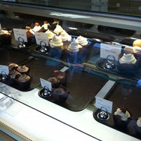 10/11/2011にCorrie M.がIndulge Cupcake Boutiqueで撮った写真