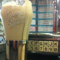 Photo taken at Johnny Rockets by Cristiane P. on 7/6/2012