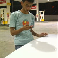 Foto scattata a Shell da Faris R. il 2/8/2012