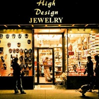 Foto tomada en High Design Jewelry  por Manleen S. el 7/19/2012
