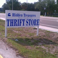 Photo prise au Hidden Treasures Thrift Shop inc. par Jr R. le5/30/2012