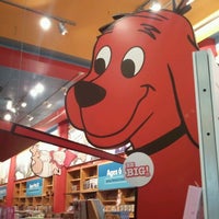 Foto tirada no(a) The Scholastic Store por Jaisang J. em 8/26/2012