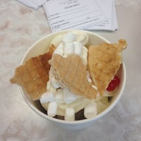 6/25/2012 tarihinde Tru S.ziyaretçi tarafından Toppings Frozen Yogurt'de çekilen fotoğraf