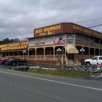 รูปภาพถ่ายที่ Brown&amp;#39;s Country Store &amp;amp; Restaurant โดย Kevin M. เมื่อ 9/19/2011