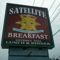 รูปภาพถ่ายที่ Satellite Coffee Shop โดย Lisa H. เมื่อ 5/28/2012