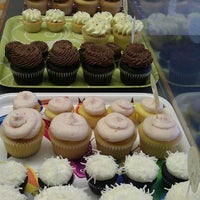 รูปภาพถ่ายที่ Stuffed Cakes โดย Donna L. เมื่อ 2/22/2012
