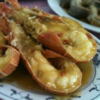 Photo taken at Hong Guan Seafood Restaurant by тнє ιηgяєѕѕ σρєяαтινє S. on 6/15/2012