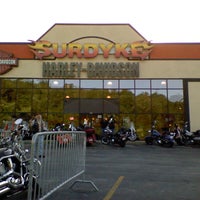 Das Foto wurde bei Surdyke Harley-Davidson von Surdyke H. am 6/6/2012 aufgenommen