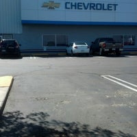 รูปภาพถ่ายที่ Midway Chevrolet โดย J H. เมื่อ 8/8/2012