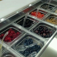 รูปภาพถ่ายที่ Fruttela Frozen Yogurt โดย Rick G. เมื่อ 5/7/2012