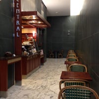 รูปภาพถ่ายที่ Café Central โดย Bill S. เมื่อ 3/20/2012