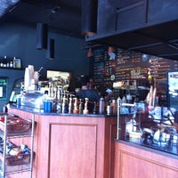 Foto tomada en Mo&amp;#39;Joe Coffee House  por Chris S. el 7/3/2012