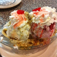 6/12/2012 tarihinde Cameron S.ziyaretçi tarafından Sugar Bowl Ice Cream Parlor Restaurant'de çekilen fotoğraf
