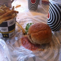 Foto tomada en South St. Burger  por Gillian el 7/21/2012