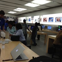 Photo taken at Apple Willowbrook Mall by Daniel A. on 3/12/2012
