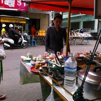 Photo taken at ร้านใส่บาตร by Nid U. on 8/5/2012