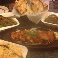 Foto tomada en Darbar Restaurant  por Tayari A. el 8/1/2012