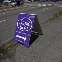 6/28/2012 tarihinde Robby D.ziyaretçi tarafından The Purple Store'de çekilen fotoğraf