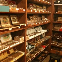 Foto tomada en Humidour Cigar Shoppe  por Nathalia C. el 11/6/2011