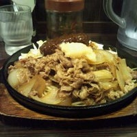 Photo taken at 鉄ぱん 牛焼ジョニー 代々木店 by p p. on 10/5/2011