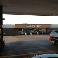 Foto tirada no(a) Casey&amp;#39;s General Store por Lee B. em 4/9/2012