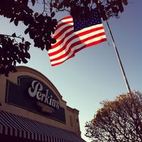รูปภาพถ่ายที่ Perkins Restaurant &amp;amp; Bakery โดย James V. เมื่อ 10/15/2011