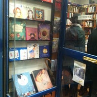 Foto tirada no(a) Librería Mujeres por Fran M. em 12/22/2011