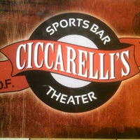 รูปภาพถ่ายที่ Ciccarelli&amp;#39;s Sports Bar Theater โดย Milli A. เมื่อ 4/11/2012