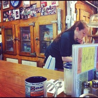Foto tirada no(a) George&amp;#39;s Coffee Shop por JoAnne B. em 7/29/2012
