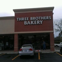 2/16/2012 tarihinde Joanne W.ziyaretçi tarafından Three Brothers Bakery'de çekilen fotoğraf