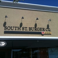 Foto tomada en South St. Burger  por Tigh D. el 7/15/2011