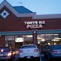 รูปภาพถ่ายที่ Tony&amp;#39;s New York Pizza โดย Taylor เมื่อ 4/17/2011