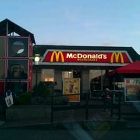 รูปภาพถ่ายที่ McDonald&#39;s โดย Jos v. เมื่อ 10/13/2011
