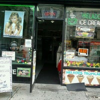 รูปภาพถ่ายที่ Breeze Cafe โดย Noah X. เมื่อ 5/18/2011