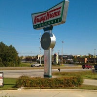รูปภาพถ่ายที่ Krispy Kreme Doughnuts โดย Miss Fee 😇 เมื่อ 10/7/2011